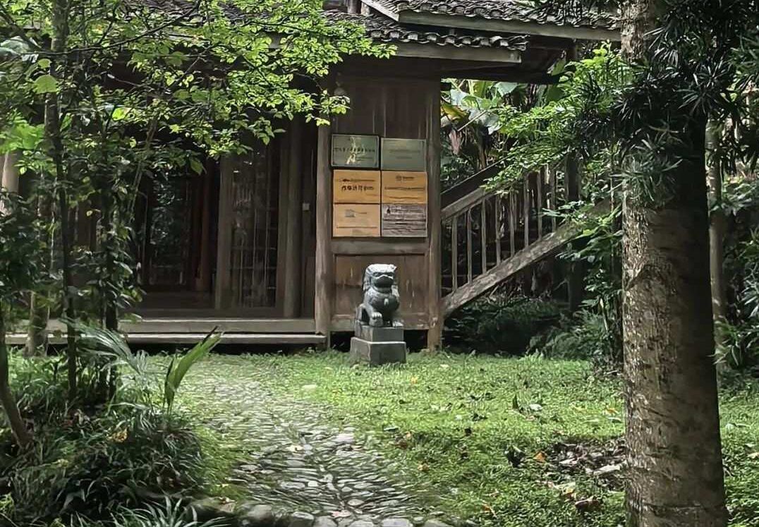 “将青年引上智慧之路、德行之路！”